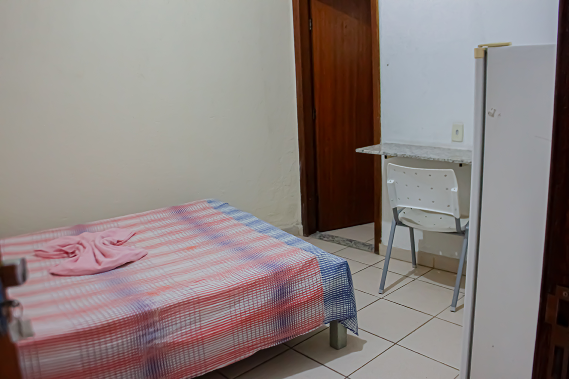 uma cama de casal jundo com uma mesa