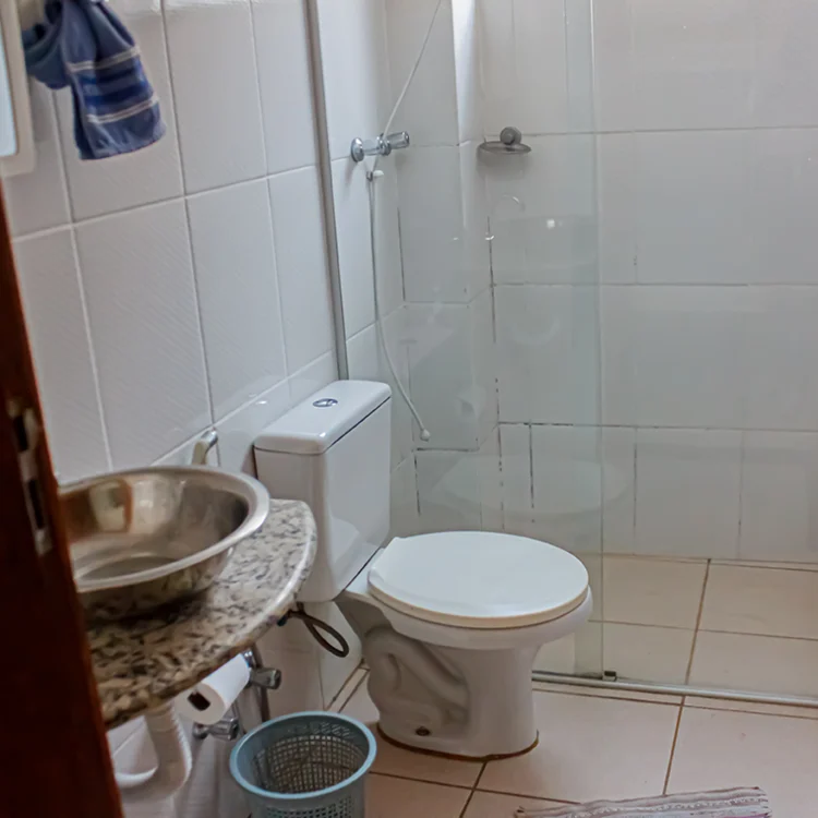 banheiro simples com box em vidro