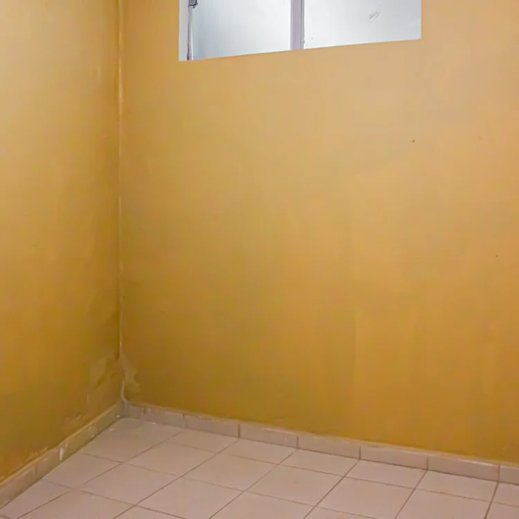 uma parede amarela e uma janela