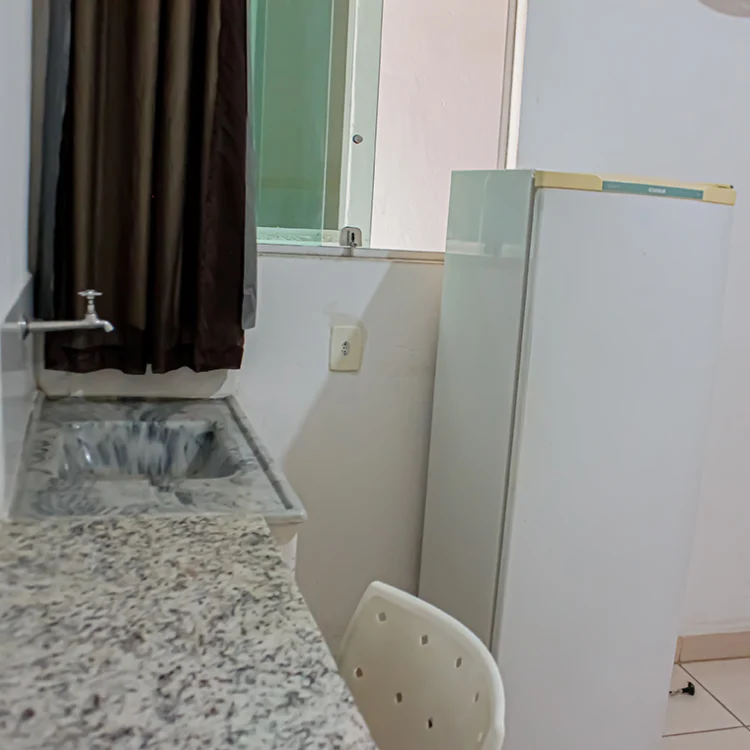 uma pia e uma bancada e uma geladeira